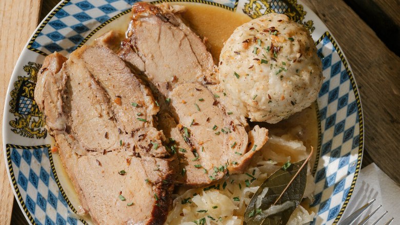 Edelweiß Hut, Schneeberg, hut, Schneebergland, Vienna Alps in Lower Austria, © Wiener Alpen/Sophie Menegaldo Roast pork with sauerkraut and bread dumplings on a plate at the Edelweißhütte on Schneeberg