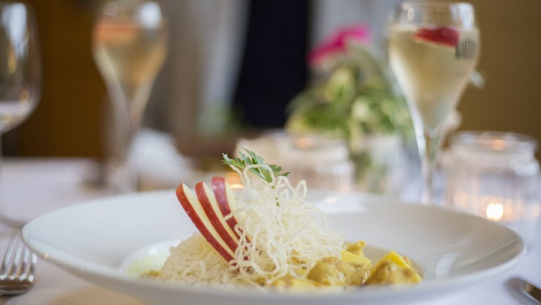 Alpen-Aktiv Country Inn "Zur Schubertlinde", © Patrick Haberler A plate with rice, apple slices and a garnish on a laid table.