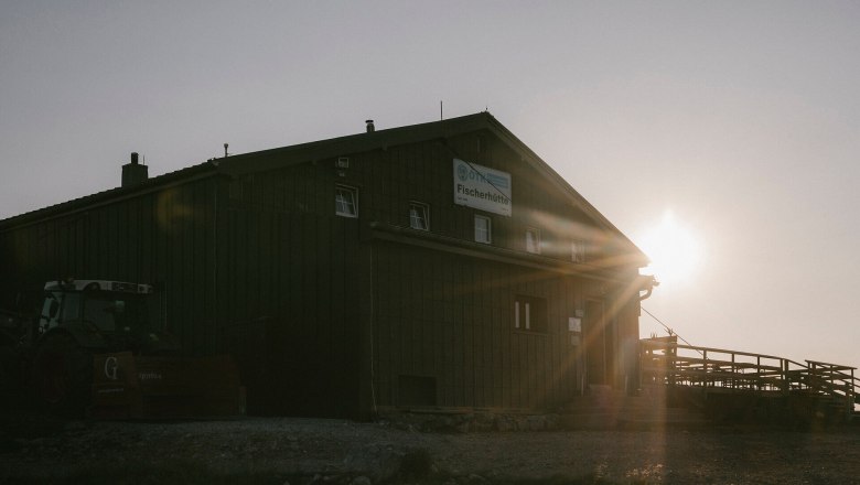 Fisherman's Cabin, Schneeberg, Hut, Schneebergland, Vienna Alps in Lower Austria, © Wiener Alpen/Sophie Menegaldo A fisherman's cabin on Schneeberg bathed in the warm light of the low-hanging sun