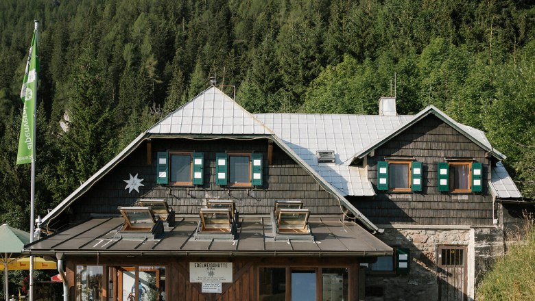 Edelweiß Hut, Schneeberg, hut, Schneebergland, Vienna Alps in Lower Austria, © Wiener Alpen/Sophie Menegaldo Exterior view of the Edelweiß Hut on Schneeberg with the rock massif in the background