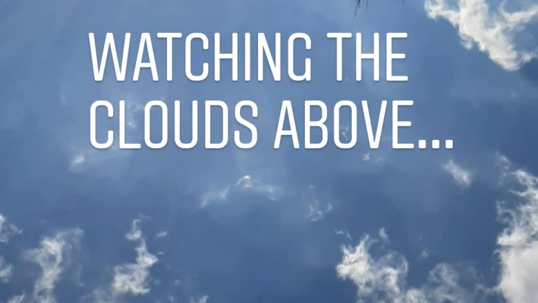 Liegen im Gras, © Scheibenreif Karin Blick in den Himmel mit Wolken und Sonne, Baumzweige am Rand.