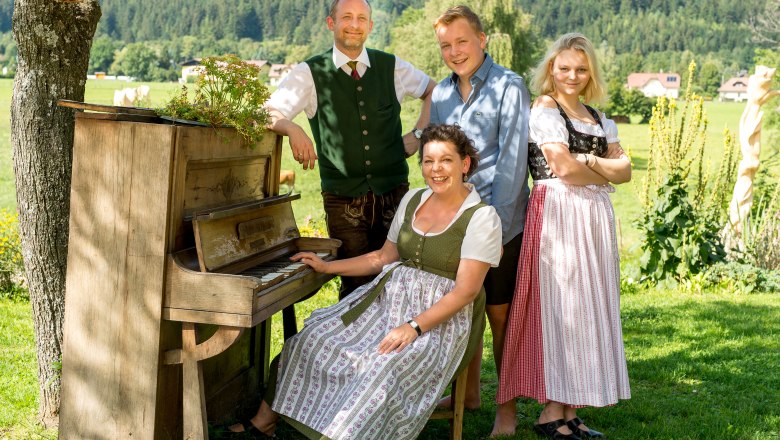 family-schmirl-7982(c)foto-christian-schoerg, © Christian Schörg Host family Schmirl in front of the wooden piano in the garden