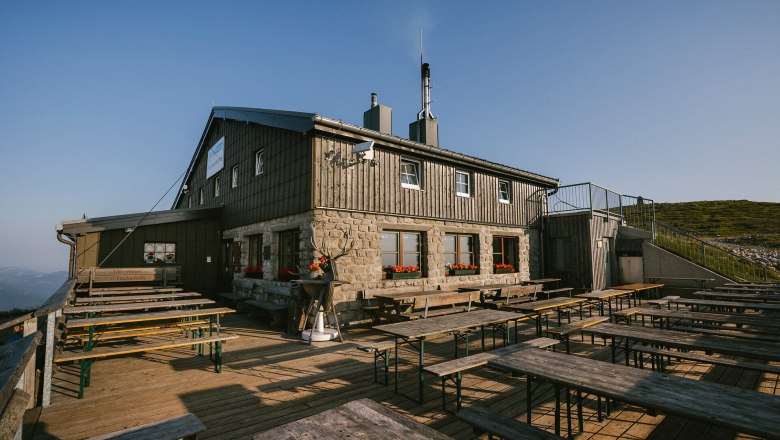 Fisherman's Cabin, Schneeberg, Hut, Schneebergland, Vienna Alps in Lower Austria, © Wiener Alpen/Sophie Menegaldo Fisherman's cabin on Schneeberg with a large sun deck and numerous benches