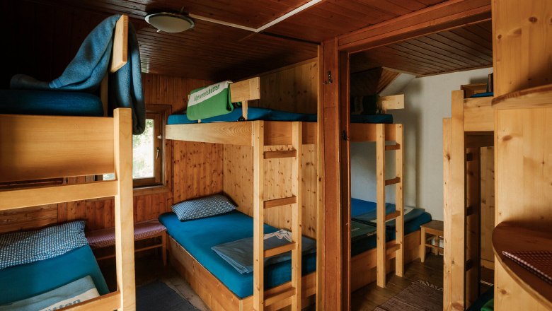 Edelweiß Hut, Schneeberg, hut, Schneebergland, Vienna Alps in Lower Austria, © Wiener Alpen/Sophie Menegaldo Dormitory room with wooden bunk beds at the Edelweißhütte on Schneeberg