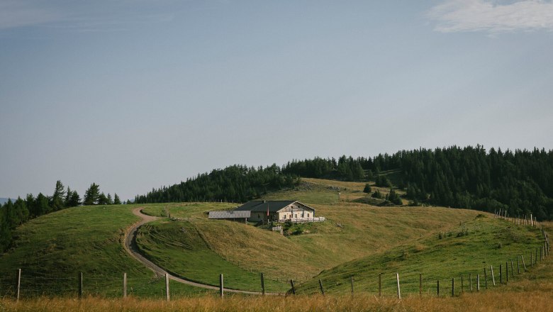 Almreserlhaus, Schneeberg, hut, Schneebergland, Vienna Alps in Lower Austria, © Wiener Alpen/Sophie Menegaldo Panoramic view of the Almreserlhaus on the Schneeberg, nestled among rolling hills