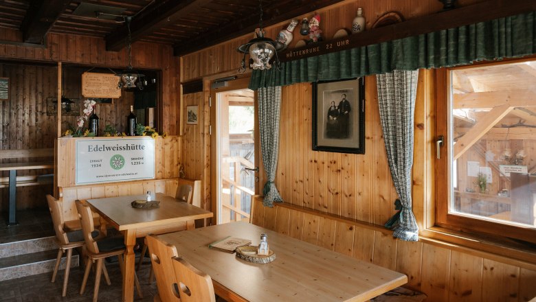 Edelweiß Hut, Schneeberg, hut, Schneebergland, Vienna Alps in Lower Austria, © Wiener Alpen/Sophie Menegaldo Rustic dining room with wooden tables at the Edelweißhütte on Schneeberg