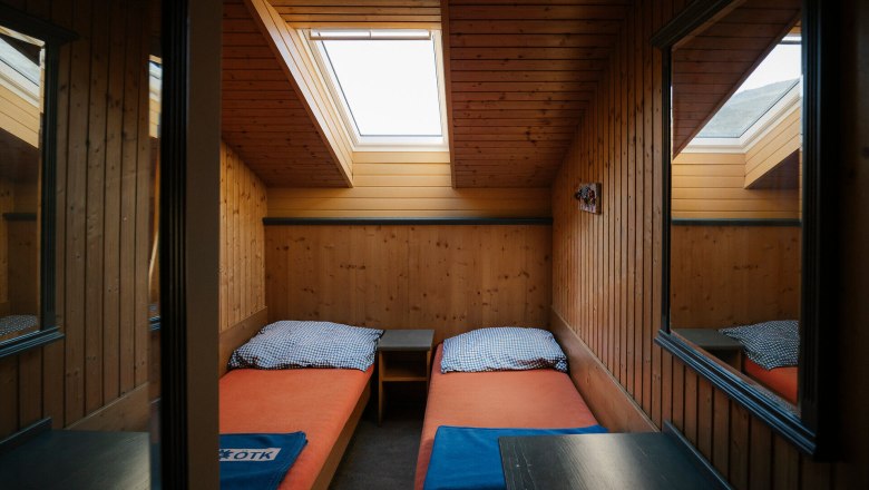 Damböckhaus, Schneeberg, hut, Schneebergland, Vienna Alps in Lower Austria, © Wiener Alpen/Sophie Menegaldo Twin room with a skylight and wood paneling at the Damböckhaus on Schneeberg