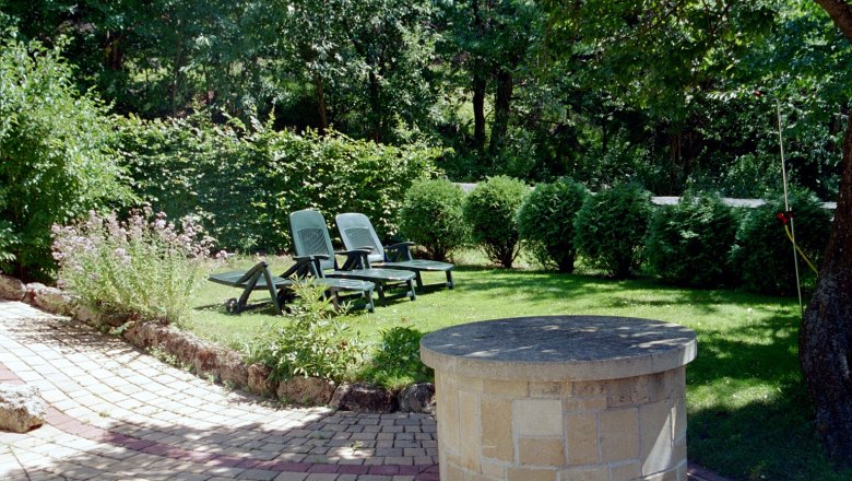 Garden: sunbathing lawn, © Haus Lenz Garden with sun loungers and fountain on a meadow.