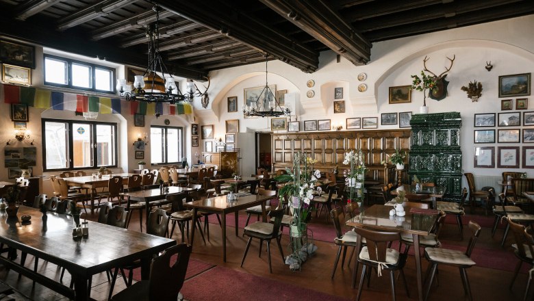 Berghaus Hochschneeberg, Schneeberg, Hut, Schneebergland, Vienna Alps in Lower Austria, © Wiener Alpen/Sophie Menegaldo Historic dining room with a tiled stove and wooden ceiling at the Berghaus Hochschneeberg
