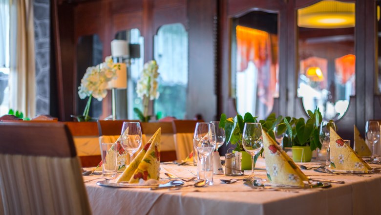 Dining room, © Wiener Alpen / Christian Kremsl Dining room tables laid out with napkins and wine glasses.
