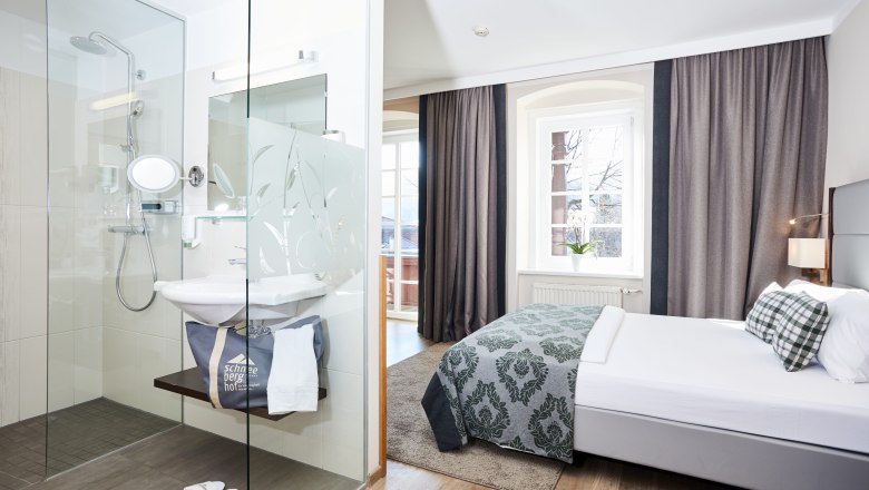 Doppelzimmer Hotel Schneeberghof, © Hotel Schneeberghof Modernes Hotelzimmer mit Doppelbett und Glasdusche.
