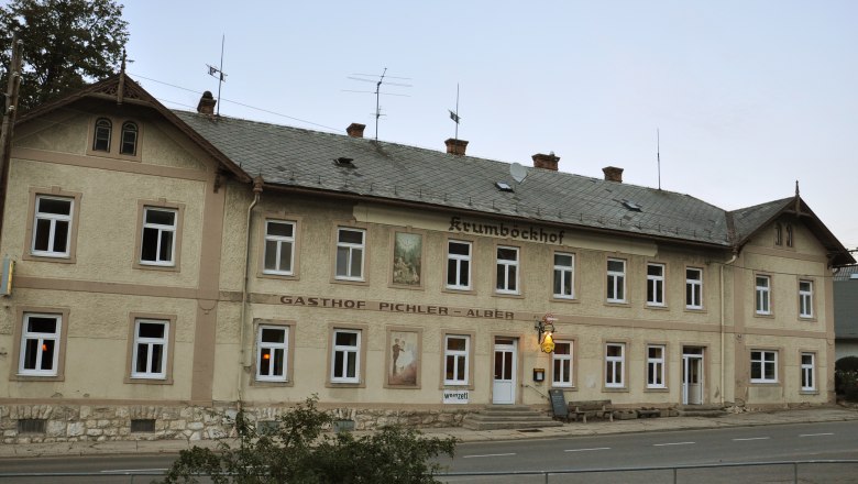 Krumböckhof Inn, © Claudia Alber Historic building with the inscription 'Krumböckhof' and 'Gasthof Pichler-Alber'.