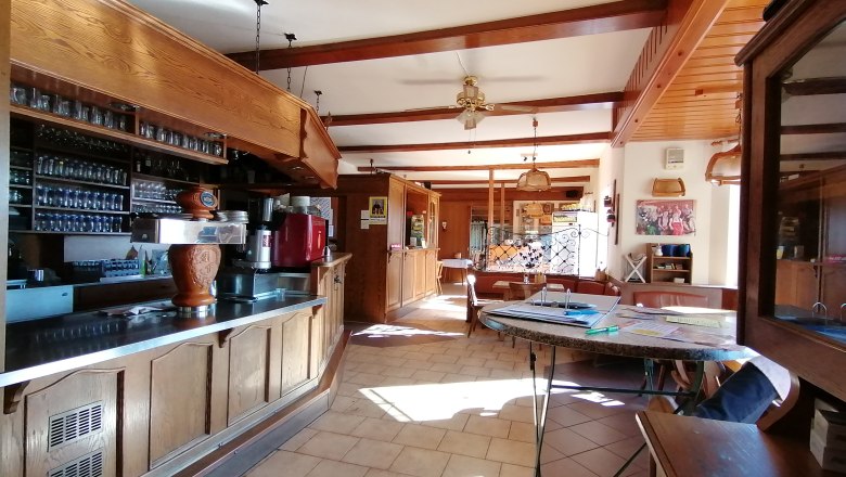 Restaurant Gasthof Mohr, © Harald Mohr Interior view of a traditional restaurant with wooden furniture and bar.