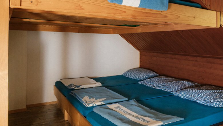 Edelweiß Hut, Schneeberg, hut, Schneebergland, Vienna Alps in Lower Austria, © Wiener Alpen/Sophie Menegaldo Bunk beds with blankets and pillows at the Edelweißhütte on Schneeberg
