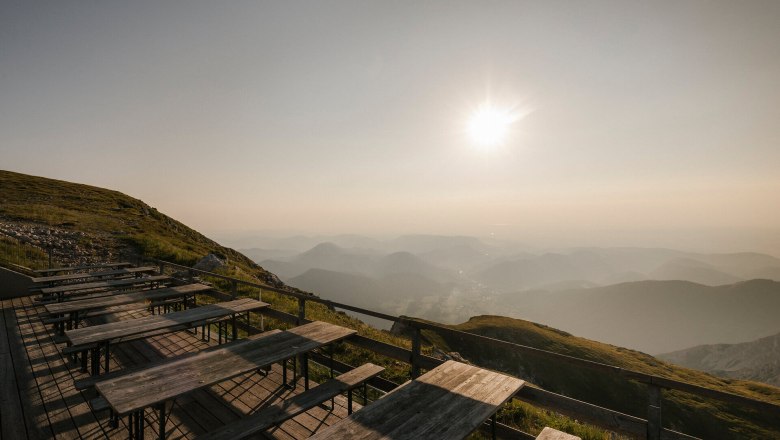 Fischerhütte, Schneeberg, Hut, Schneebergland, Vienna Alps in Lower Austria, © Wiener Alpen/Sophie Menegaldo Sun terrace at the Fischerhütte on Schneeberg, with wooden tables and sweeping views of the mountain landscape