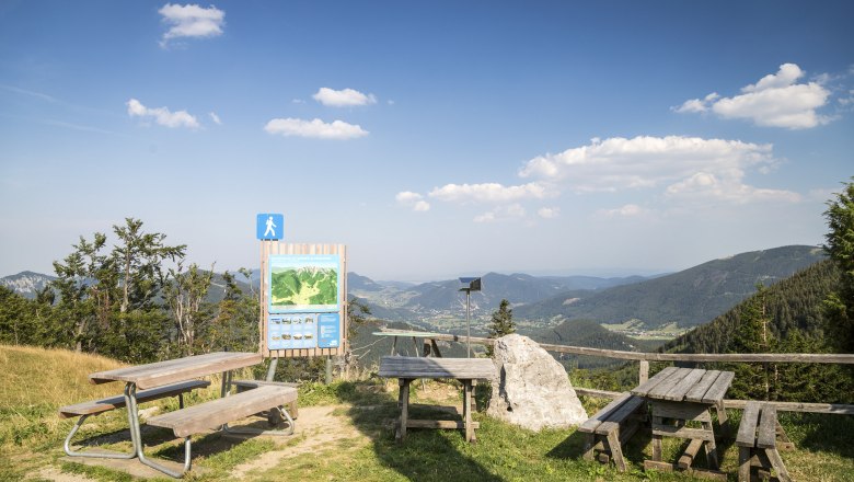Blickplatz Edelweißhütte Schneeberg, © Wiener Alpen, Foto: Franz Zwickl Aussichtspunkt mit Holzbänken und Infotafel in den Bergen.