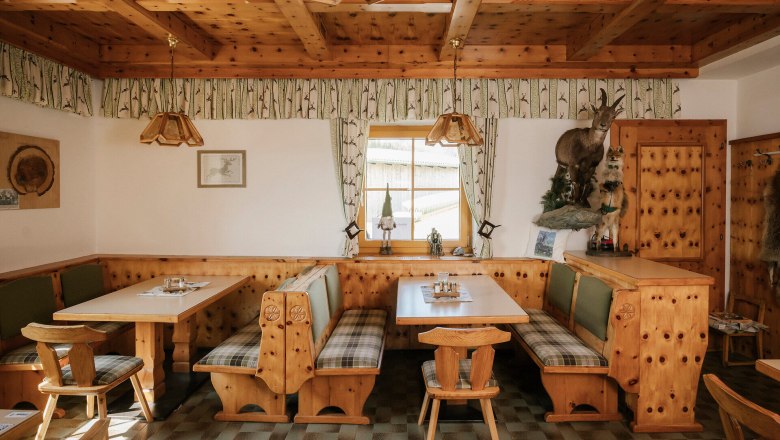 Almreserlhaus, Schneeberg, hut, Schneebergland, Vienna Alps in Lower Austria, © Wiener Alpen/Sophie Menegaldo Cozy sitting area with wood paneling at the Almreserlhaus on Schneeberg