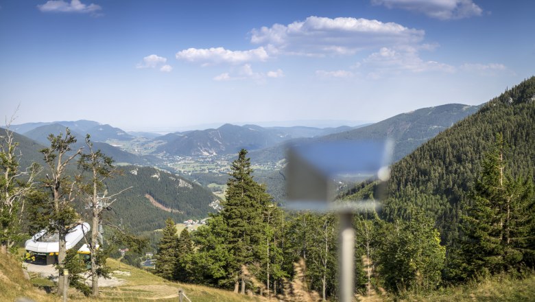 Blickplatz Edelweißhütte Schneeberg, © Wiener Alpen, Foto: Franz Zwickl Blick von der Edelweißhütte auf den Schneeberg mit grünen Wäldern und Bergen im Hintergrund.