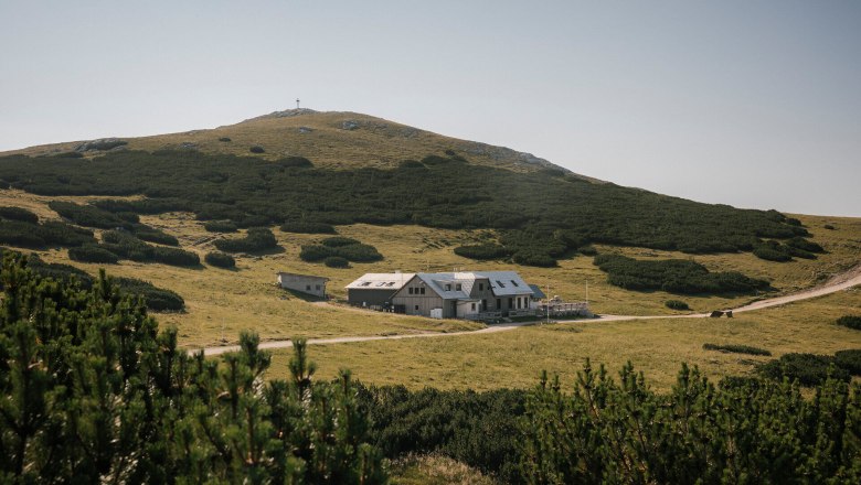Damböckhaus, Schneeberg, hut, Schneebergland, Vienna Alps in Lower Austria, © Wiener Alpen/Sophie Menegaldo View of the Damböckhaus on Schneeberg, surrounded by green alpine meadows