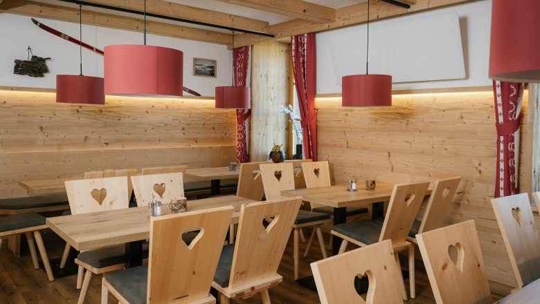 Damböckhaus, Schneeberg, hut, Schneebergland, Vienna Alps in Lower Austria, © Wiener Alpen/Sophie Menegaldo Dining room with wooden tables and chairs featuring a heart motif at the Damböckhaus on Schneeberg