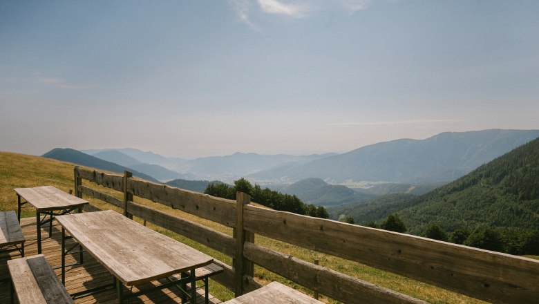 Almreserlhaus, Schneeberg, hut, Schneebergland, Vienna Alps in Lower Austria, © Wiener Alpen/Sophie Menegaldo Benches offering panoramic views of the mountain landscape near the Almreserlhaus on the Schneeberg