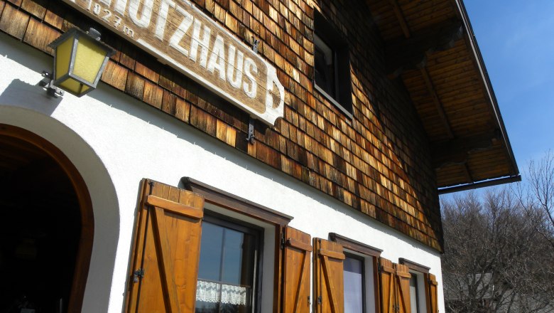 oehlerschutzhaus(c)wieneralpen, © Wiener Alpen / Eca Gruber Hütte Aussenansicht mit Holzflügel Fenstern