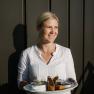 An employee at the Fischerh&uuml;tte on Schneeberg with a tray full of food