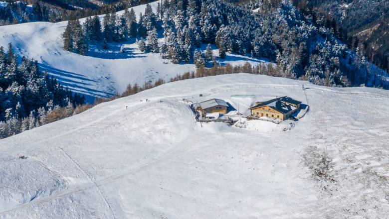 Bergh&uuml;tte in Winterlandschaft eingebettet