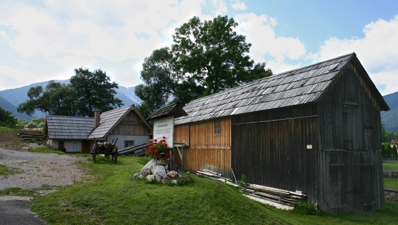 Traditionelle Holzgebäude mit Bergen im Hintergrund.