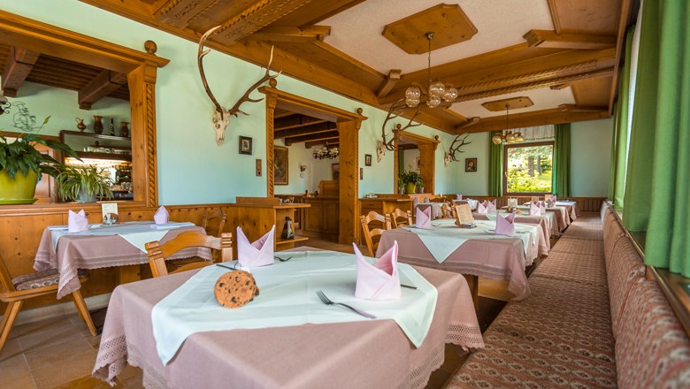 Gemütlicher Speisesaal im Bruckerhof, © Wiener Alpen / Kremsl
