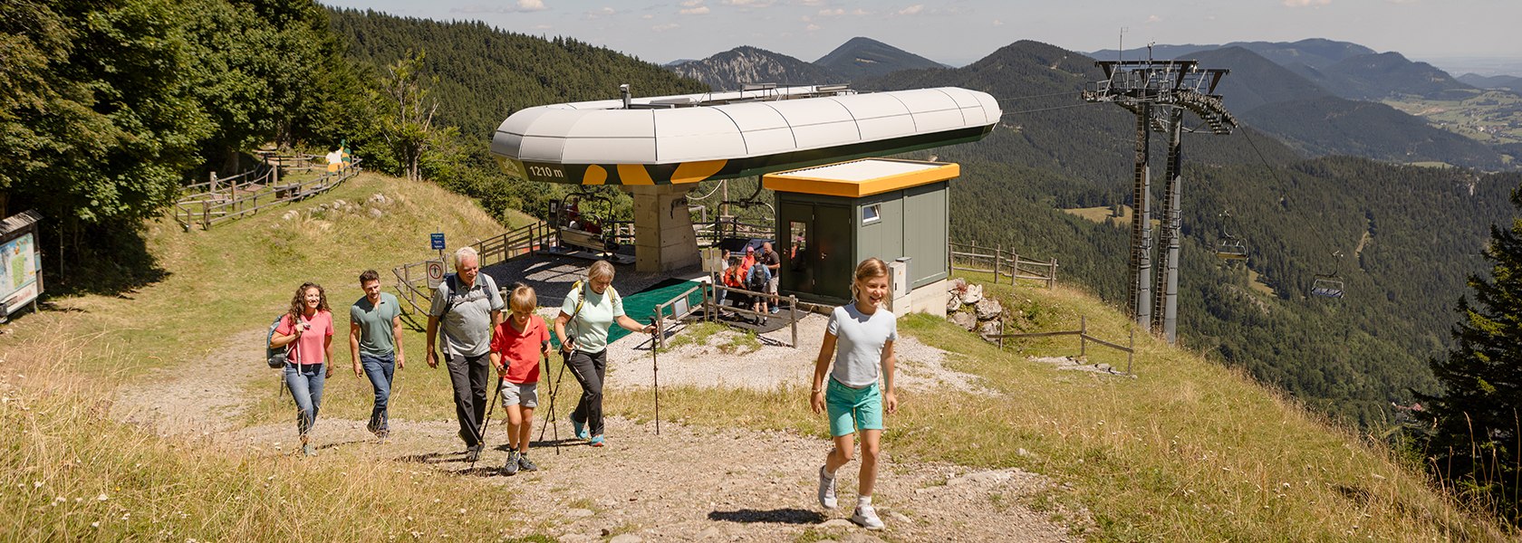 Familie wandert bei der Schneeberg Sesselbahn