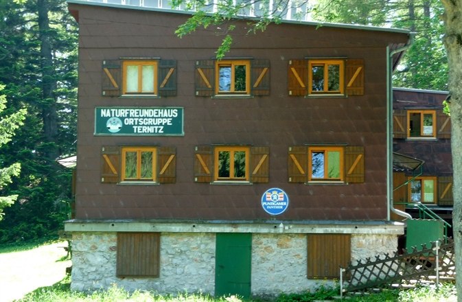 Ternitzer Hut, © Ewald Dörfler A three-storey building with wooden shutters and signs for Naturfreunde Ternitz.