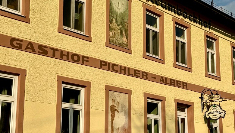 Guesthouse Pension Alber Puchberg, © Michael Gschaider Exterior view of the Tradition Inn