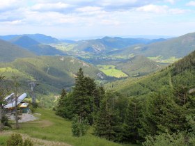 Blick von der Terrasse Richtung Puchberg, © Alpenverein Edelweiss