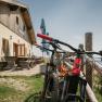 A mountain bike in front of the Almreserlhaus on the Schneeberg, with benches in the background