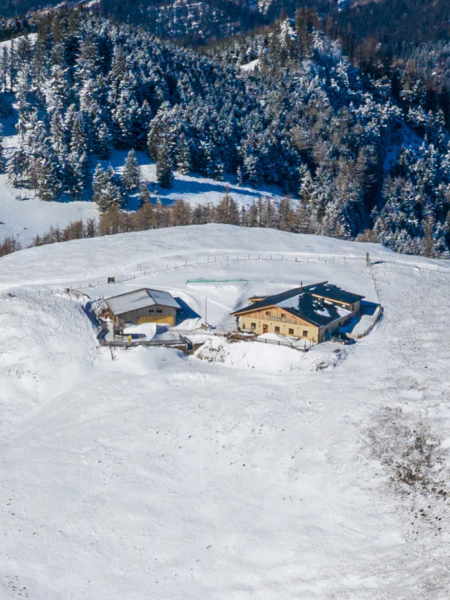 Bergh&uuml;tte in Winterlandschaft eingebettet