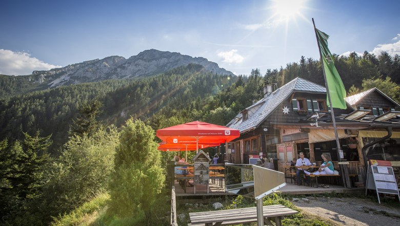 Blick auf die Edelweißhütte mit Sonne und Schneeberg im Hintergrund