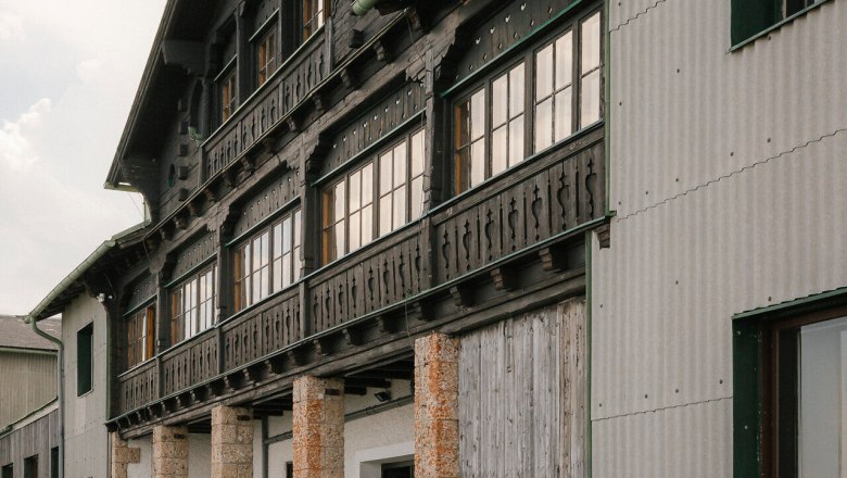 Berghaus Hochschneeberg, Schneeberg, hut, Schneebergland, Vienna Alps in Lower Austria, © Wiener Alpen/Sophie Menegaldo Historic facade with a wooden balcony at the Hochschneeberg Mountain Lodge