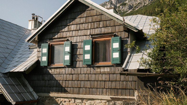 Edelweiß Hut, Schneeberg, hut, Schneebergland, Vienna Alps in Lower Austria, © Wiener Alpen/Sophie Menegaldo Exterior view of the Edelweißhütte on Schneeberg, with its shingle facade and green shutters