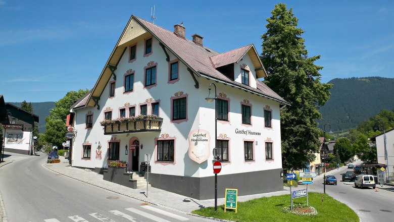Landgasthof Hausmann in Puchberg am Schneeberg, © Hausmann/Zwickl Ein traditioneller Gasthof an einer Straßenecke in einer ländlichen Umgebung.